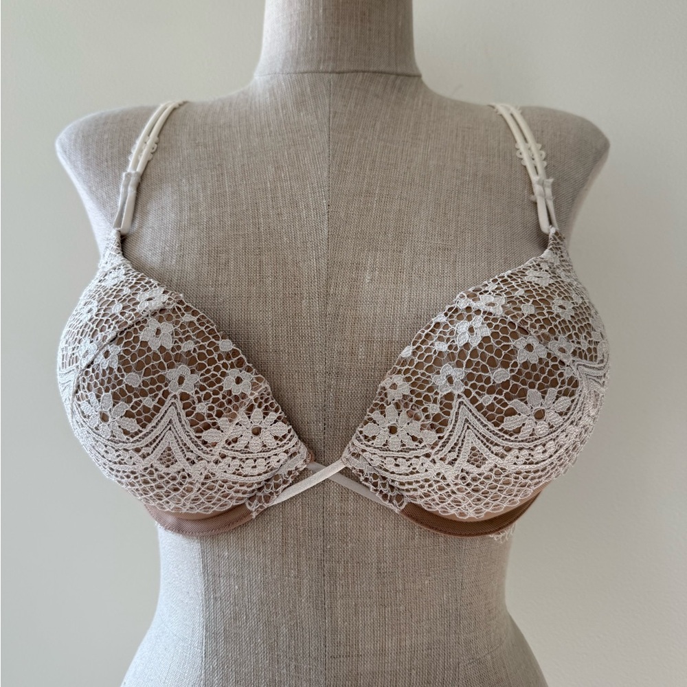 Victoria's Secret Bombshell Plunge Push-Up Bra in Beige Coconut Crochet Lace - Picture 7 of 9